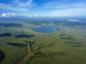 Luftaufnahme des Karasie-Sees inmitten der grünen Landschaft der Halbinsel Krabbe - KNTF05298