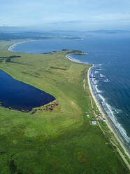 Luftaufnahme der Nowgoroder Bucht und der Küstenlinie der Halbinsel Krabbe - KNTF05304