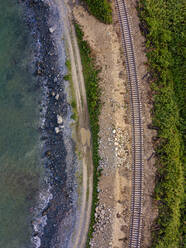 Luftaufnahme von leeren Bahngleisen entlang der Küste - KNTF05339