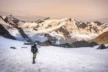 Älterer Mann auf schneebedecktem Berg gegen den Himmel, Stilfserjoch-Nationalpark, Italien - MCVF00600