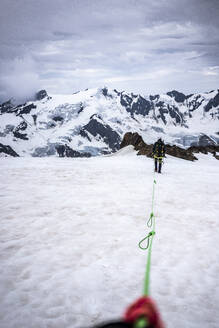 Älterer Mann mit Seil auf schneebedeckter Landschaft gegen den Himmel, Stilfserjoch-Nationalpark, Italien - MCVF00603