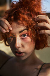 Junges alternatives rothaariges Mädchen Nahaufnahme mit grünen Augen - CAVF89125