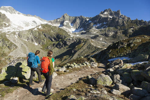 Bergsteiger wandern auf dem Weg über den Furkapass, Uri, Schweiz - CAVF89182