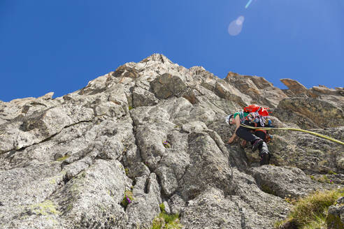 Frau klettert die Via Amici am Lochberg, Furkapass, Uri, Schweiz - CAVF89183