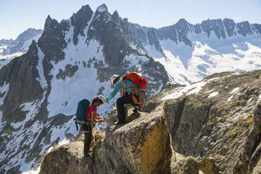 Frauen seilen sich beim Klettern am Lochberg ab, Furkapass, Uri, Schweiz - CAVF89185