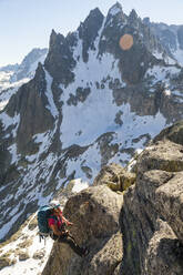 Frau seilt sich beim Klettern am Lochberg ab, Furkapass, Uri, Schweiz - CAVF89186
