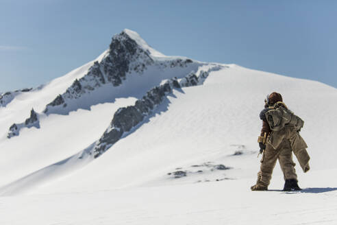 Die ursprünglichen Entdecker der ersten Nationen überqueren den Gletscher in Richtung Berg. - CAVF89195