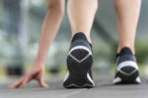 Beine einer jungen Frau beim Sport auf dem Fußweg - STSF02616