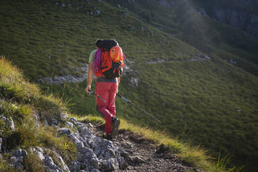 Älterer Mann mit Rucksack beim Wandern in den europäischen Alpen, Lecco, Italien - MCVF00610