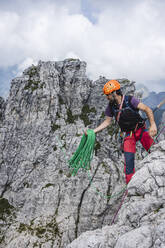 Älterer Mann hält Seile, während er in den europäischen Alpen steht, Lecco, Italien - MCVF00617