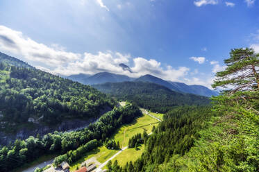 Österreich, Tirol, Reutte, Grünes bewaldetes Tal im Sommer - THAF02826