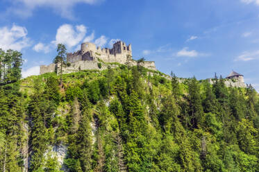 Österreich, Tirol, Reutte, Burgruine Ehrenberg auf einem bewaldeten Hügel im Sommer - THAF02828