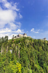 Österreich, Tirol, Reutte, Burgruine Ehrenberg auf einem bewaldeten Hügel im Sommer - THAF02829