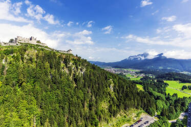 Österreich, Tirol, Reutte, Burgruine Ehrenberg auf einem bewaldeten Hügel im Sommer - THAF02830