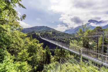 Österreich, Tirol, Reutte, Highline179, die sich im Sommer über ein bewaldetes Tal erstreckt - THAF02835