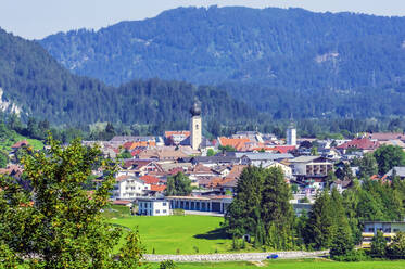 Österreich, Tirol, Reutte, Alpenstadt im Sommer - THAF02836
