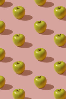 Muster aus grünen Äpfeln auf rosa Hintergrund - ERRF04390