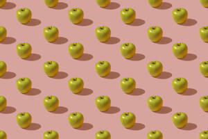 Muster aus grünen Äpfeln auf rosa Hintergrund - ERRF04391