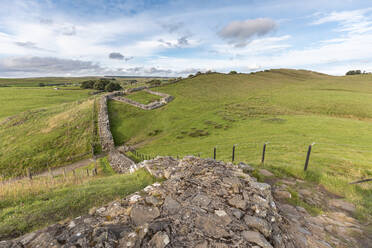 Vereinigtes Königreich, England, Hexham, Hadrians Wall, umgeben von grüner Hügellandschaft - WPEF03395