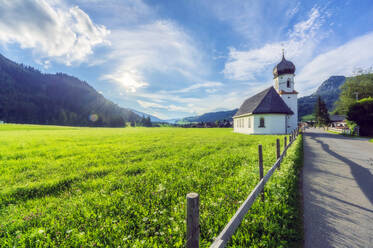 Österreich, Tirol, Kleine Landkirche im Tannheimer Tal - THAF02844