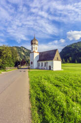 Österreich, Tirol, Kleine Landkirche im Tannheimer Tal - THAF02845