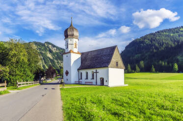 Österreich, Tirol, Kleine Landkirche im Tannheimer Tal - THAF02846