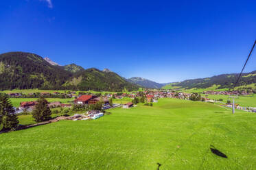 Österreich, Tirol, Ländliches Dorf im Tannheimer Tal im Sommer - THAF02851
