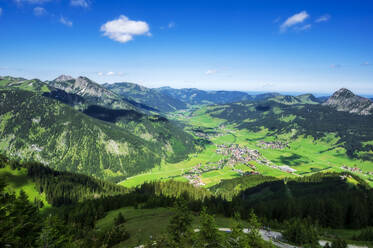 Österreich, Tirol, Stadt im malerischen Tannheimer Tal im Sommer - THAF02860