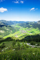 Österreich, Tirol, Stadt im malerischen Tannheimer Tal im Sommer - THAF02861