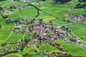 Österreich, Tirol, Luftaufnahme eines ländlichen Dorfes im Tannheimer Tal im Sommer - THAF02862