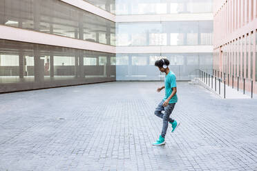 Hipster Mann tanzt auf der Straße in der Stadt - XLGF00498