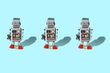 Studioaufnahme von drei alten Spielzeugrobotern - GEMF04143
