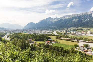 Österreich, Tirol, Innsbruck, Stadt am Inn im Sommer mit Bergen im Hintergrund - AIF00697