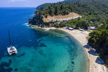 Luftaufnahme einer Drohne von Zografou Beach, Sithonia, Griechenland, Europa - RHPLF17496