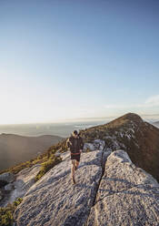 Der Männerpfad verläuft entlang des Gipfelkamms des Berges und bietet fantastische Aussichten - CAVF89239