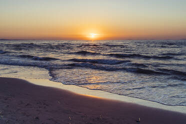 Blick auf den Strand bei Sonnenuntergang - MEUF02086