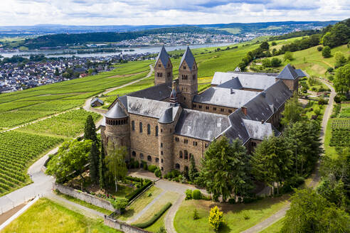 Deutschland, Hessen, Eibingen, Blick aus dem Hubschrauber auf die Abtei Eibingen im Frühherbst - AMF08475