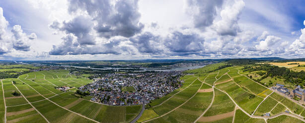 Deutschland, Hessen, Eibingen, Wolkenpanorama aus dem Hubschrauber über einer ländlichen Stadt inmitten von Weinbergen im Frühherbst - AMF08476