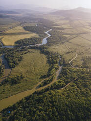 Russland, Primorsky Krai, Nachodka, Luftaufnahme eines sich durch eine grüne Waldlandschaft windenden Flusses - KNTF05418