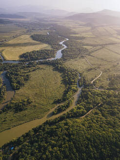 Russland, Primorsky Krai, Nachodka, Luftaufnahme eines sich durch eine grüne Waldlandschaft windenden Flusses - KNTF05418