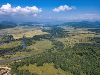 Russland, Primorsky Krai, Nachodka, Luftaufnahme eines sich durch eine grüne Waldlandschaft windenden Flusses - KNTF05421