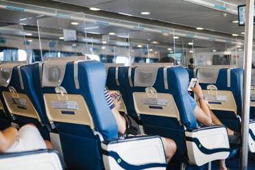 Sitze mit Glasscheiben auf einem Kreuzfahrtschiff während einer Pandemie - EGAF00748