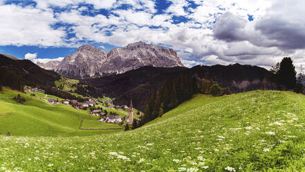 Italien, Südtirol, Corvara, Panoramablick auf ein Dorf in den Dolomiten - FMOF01065