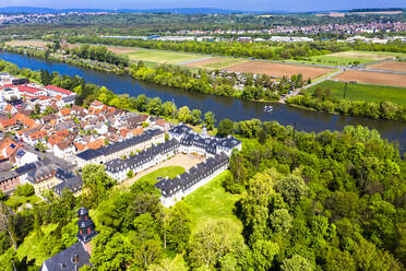 Deutschland, Hessen, Offenbach am Main, Blick aus dem Hubschrauber auf Schloss Rumpenheim im Sommer - AMF08477