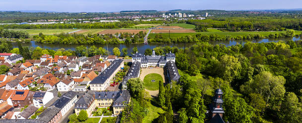 Deutschland, Hessen, Offenbach am Main, Blick aus dem Hubschrauber auf Schloss Rumpenheim im Sommer - AMF08479
