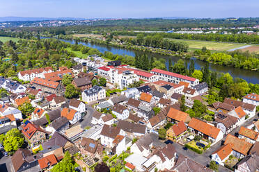 Deutschland, Hessen, Offenbach am Main, Blick aus dem Hubschrauber auf die Altstadt am Mainufer im Sommer - AMF08480