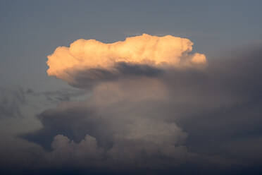 Von der untergehenden Sonne beleuchtete Gewitterwolken - ELF02185