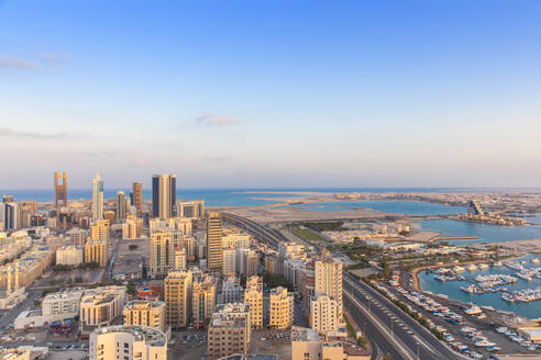 Skyline der Stadt, Manama, Bahrain, Naher Osten - RHPLF17516