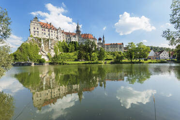 Schloss Sigmaringen spiegelt sich in der Donau, Oberes Donautal, Schwäbische Alb, Baden-Württemberg, Deutschland, Europa - RHPLF17517