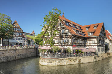 Blick über den Wehrneckarkanal zur Kirche St. Dionys, Esslingen am Neckar, Baden-Württemberg, Deutschland, Europa - RHPLF17528